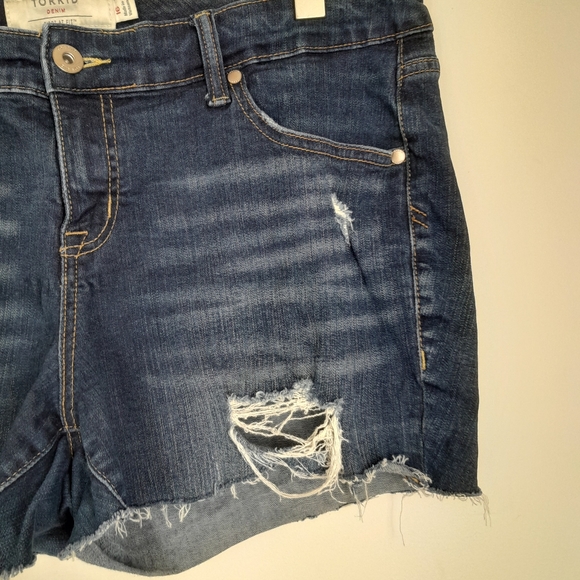 💥 EUC Torrid Boyfriend Distressed Dark Wash Jean Shorts - Picture 4 of 7